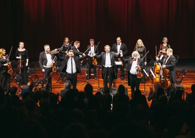 Orquesta de Cámara Philharmonia Frankfurt saludando después de un concierto