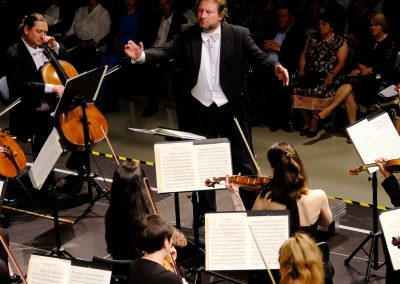 Juri Gilbo dirigiendo la Orquesta de Cámara Philharmonia Frankfurt